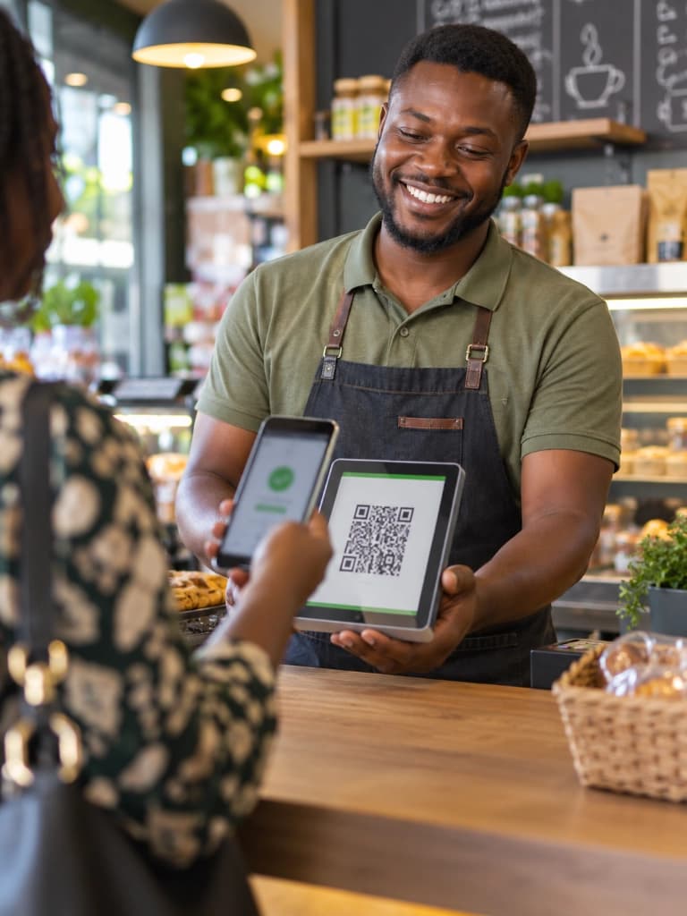 Commerçant encaissant un paiement mobile
